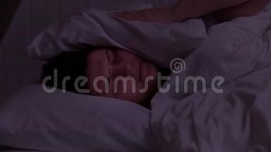女青年睡觉时被闹哄哄的房间邻居用枕头捂住耳朵，醒来后躺在床上受苦